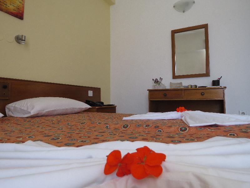 Maritime Hotel Apartments Petaloudes ภายนอก รูปภาพ